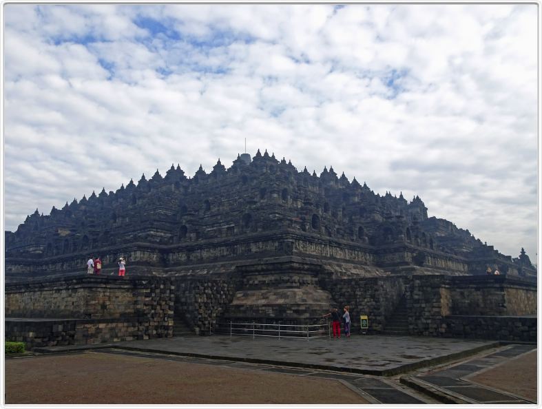 Temple de Borobudur (bouddhiste) au lever du jour.
