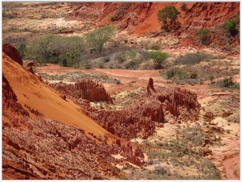 Les Tsingys rouges de l'Irodo.