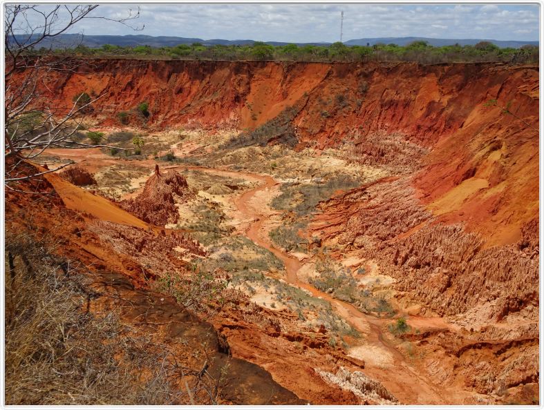 Les Tsingys rouges de l'Irodo.