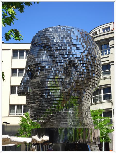 Prague. Statue de Franz Kafka. 