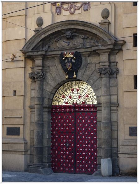 Prague. Une des entrées du Clementinum.