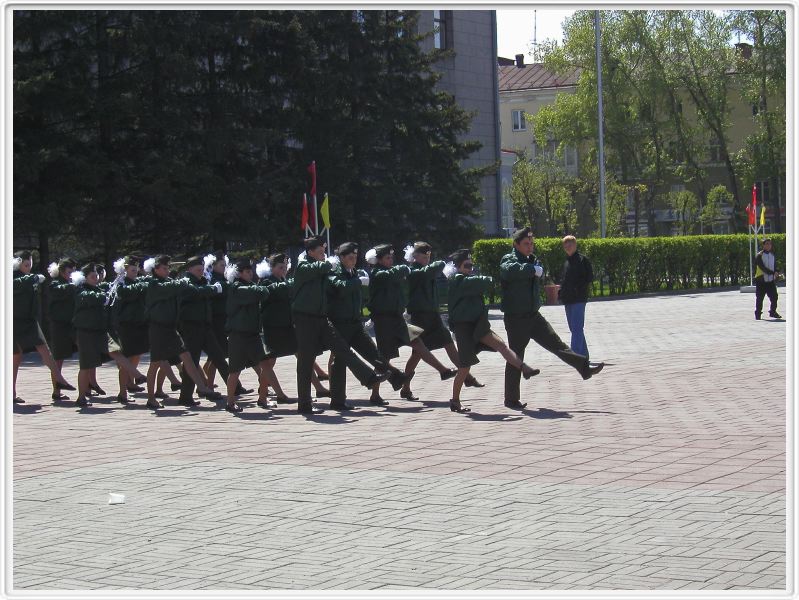 Parade quotidienne d'une école de jeunes filles