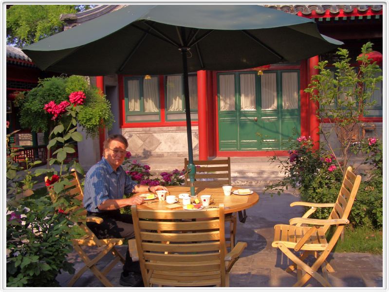 Le petit déjeuner dans la cour - 4 juin 2008