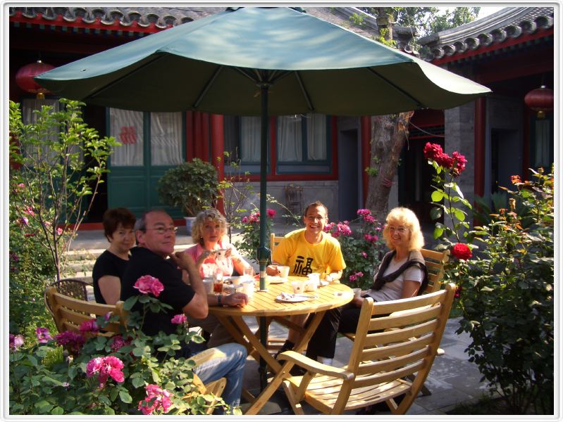 Le petit déjeuner dans la cour - 4 juin 2008